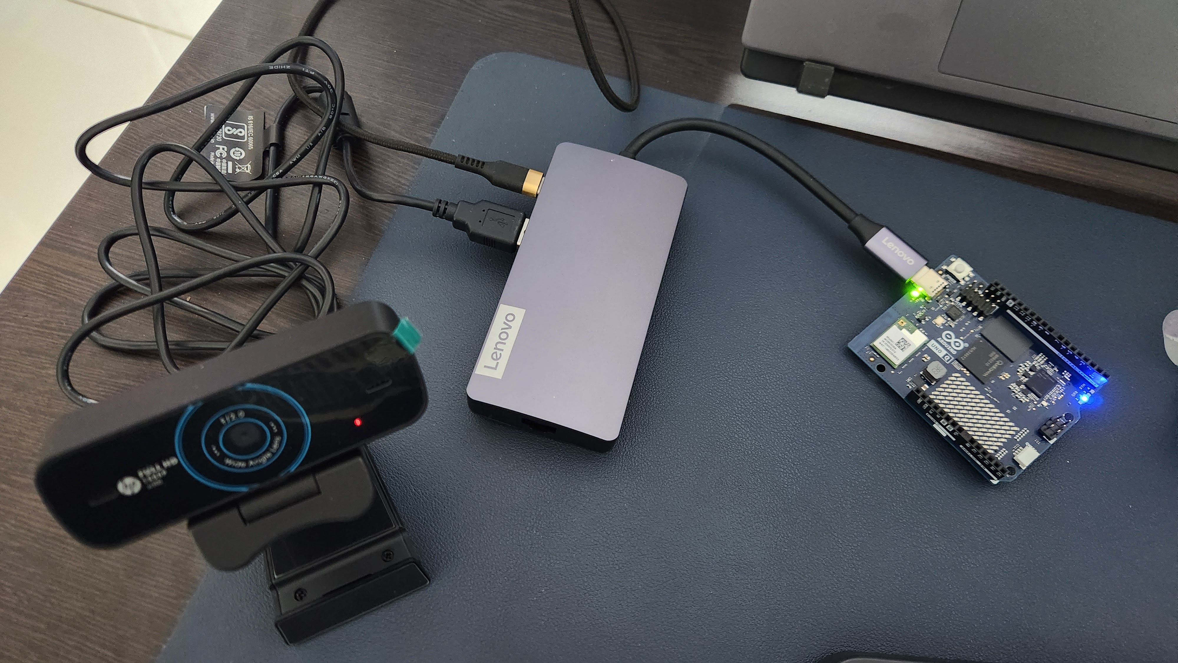 HP w300 webcam connected to Arduino UNO Q via Lenovo USB-C dock